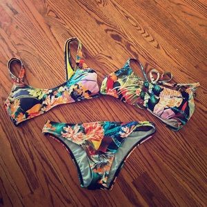NWOT Hobie Bikini ser with 2 top Choices size M